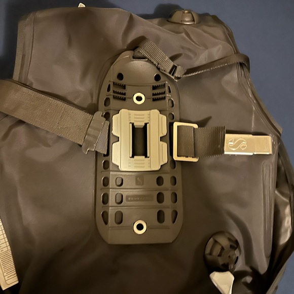 This is a scuba pro level  BCD, brand new, never used. - Picture 2 of 2